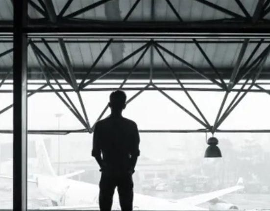 تركته وسافرت.. فنان يكشف تفاصيل جديدة عن انفصاله عن حبيبته “الجنوبية” التي قرر البقاء في لبنان من أجلها