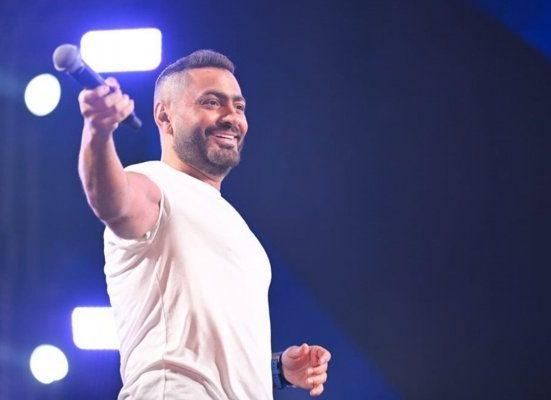 بالفيديو: تامر حسني يساعد شاب على التقدم لطلب يد حبيبته على المسرح بطريقة طريفة