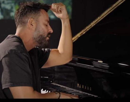 بالتزامن مع تصاعد الأحداث الخطيرة… سعد رمضان يعيد غناء “آخ يا بيروت”: يا روح ما بتموت