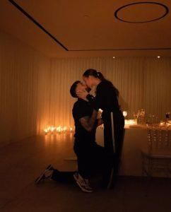 انحنى على ركبتيه وطلب يدها بطريقة رومانسية.. نجم كرة قدم يعلن ارتباطه بشريكته الحسناء (صور)