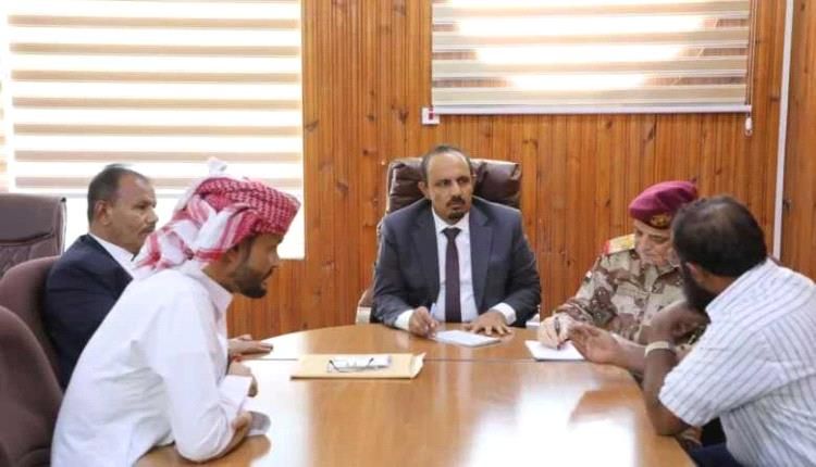 مناقشة الإجراءات المتبعة لتطوير العمل الإداري بمنفذ الوديعة وتسهيل معاملات المواطنين