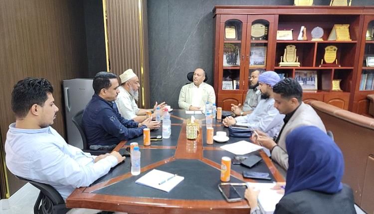 لقاء في عدن يناقش تداعيات تراجع العملة المحلية