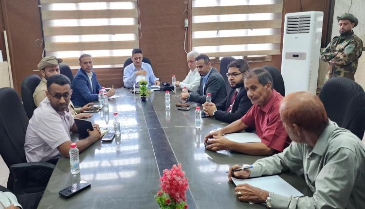 المحرمي يكلف فريقاً للنزول إلى الجمارك لمناقشة التحديات وتعزيز التنسيق الأمني