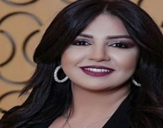 فيديو مرعب جدّاً.. صواريخ إسرائيليّة سقطت خلف إعلاميّة لبنانيّة شاهدوا ما حصل معها مباشرة على الهواء