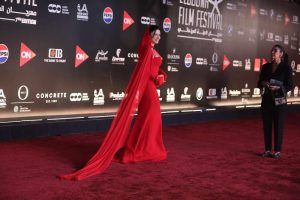 كانت تقوم باستعراض فستانها الجريء.. فنانة لبنانية تتعرض لموقف محرج على السجادة الحمراء (صور)