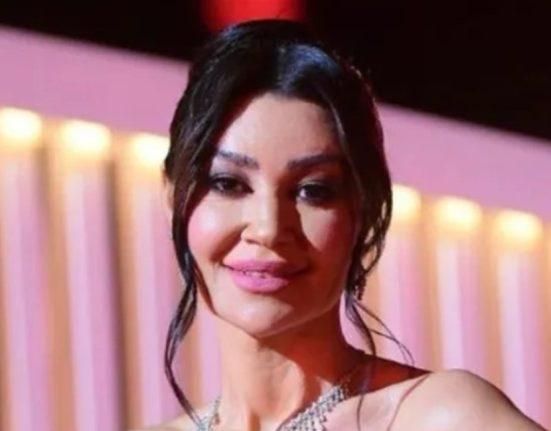 بالفيديو: “دا خطيبي ودا ابنو”.. فنانة شهيرة تُعلن ارتباطها على السجادة الحمراء وتتألق بفستان جريء