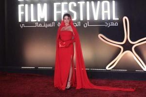 كانت تقوم باستعراض فستانها الجريء.. فنانة لبنانية تتعرض لموقف محرج على السجادة الحمراء (صور)