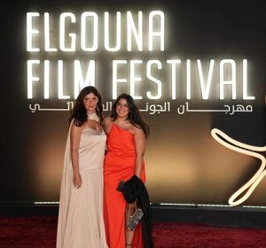 ابنة غادة عادل تخطف الأنظار في افتتاح مهرجان الجونة