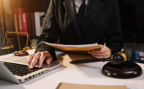 قانون العمل الإماراتي يوضح ضوابط تعديل عقد العمل وتخفيض الراتب في الإمارات