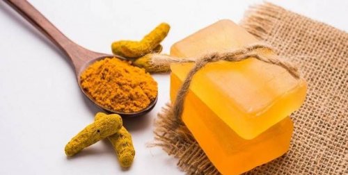 لشد تجاعيد الوجه .. اعملي صابونة الكركم المذهلة للتبيض وشد الترهلات