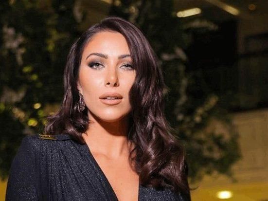 من دون ناصيف زيتون.. الإطلالة الأولى لدانييلا رحمة في مناسبة رسمية خلال تواجدها في الرياض (فيديو)