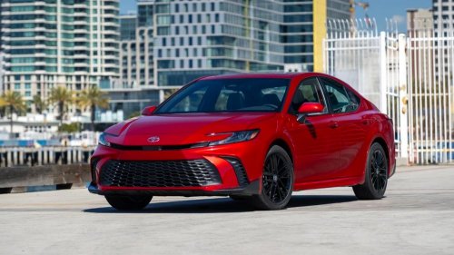 كم سعر سيارة تويوتا كامري 2025 في الامارات .. المواصفات والمميزات