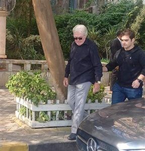 بحزن كبير وتأثر.. حسين فهمي يودع شقيقه مصطفى (صور)