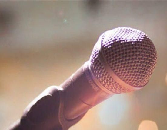 مشادة كلاميّة بين فنان وأحد الأشخاص… شاهدوا بالفيديو ما حصل بينهما خلال حفل!