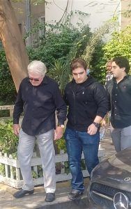 بحزن كبير وتأثر.. حسين فهمي يودع شقيقه مصطفى (صور)