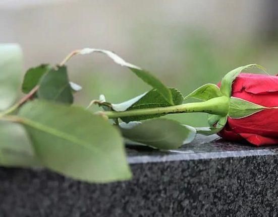 كانت “محاطة بالعائلة والأصدقاء”.. رحيل فنانة معروفة وهذا اسمها