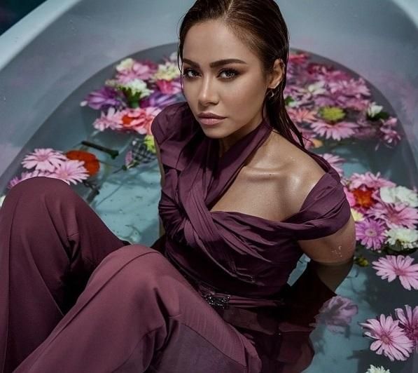 بالصور: من داخل حوض الاستحمام شيرين عبد الوهاب تُفاجئ الجمهور.. فقدت الكثير من الوزن!