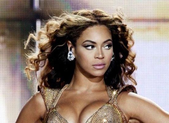 بالصور: بيونسيه تطل عـ ارية الصدر في أحدث أزياء الهالوين المثيرة