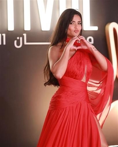 بالصور: من توقيع مصمم لبناني.. فنانة شهيرة بإطلالة جريئة في ختام مهرجان الجونة