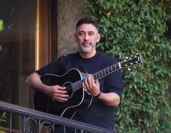 عمرو مصطفى يصف عمرو دياب بالمؤدي.. ويكشف قصة أغنية “خليك فاكرني”