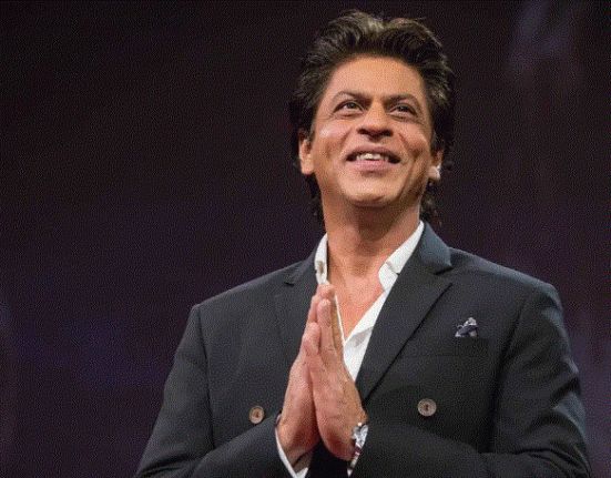 شاروخان يشارك معجبيه الاحتفال بعيد ميلاده التاسع والخمسين