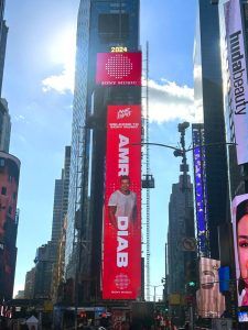 صور عمرو دياب في ميدان “تايمز سكوير” بنيويورك تتصدر الترند