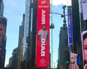 صور عمرو دياب في ميدان “تايمز سكوير” بنيويورك تتصدر الترند