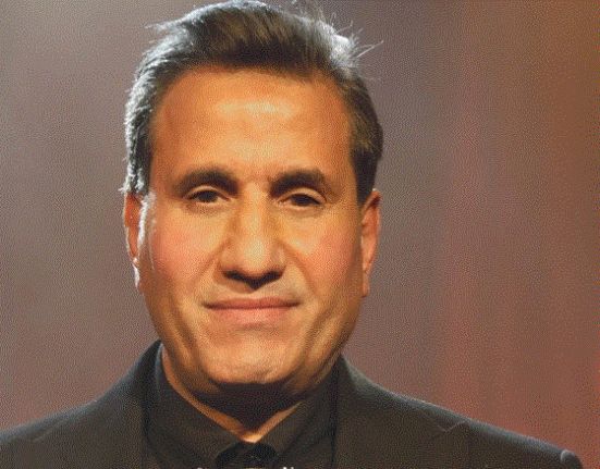 أحمد شيبة يدخل في نوبة بكاء بسبب والدته.. ويتحدث عن خلافه مع عمر كمال