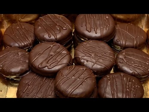 80 قطعة بـ بيضة واحدة .. أسهل وصفة لتحضير بسكويت بيمبو الاصلي الهش الخفيف غرقان شيكولاتة