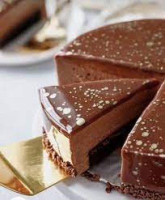 عندك معلقه كاكاو ومعلقه نشا تعالى نعمل اتشيز كيك الشكولاته ثلاث طبقات بدون فرن اوبيض اوكريمه خطير 