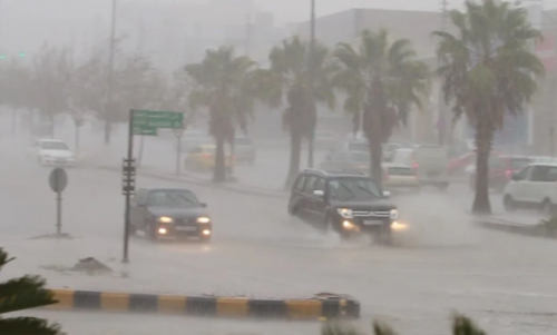 بيان صباحي عاجل | أمطار رعدية ورياح مثيرة وضباب يعم على تلك المناطق والتحذيرات مستمرة