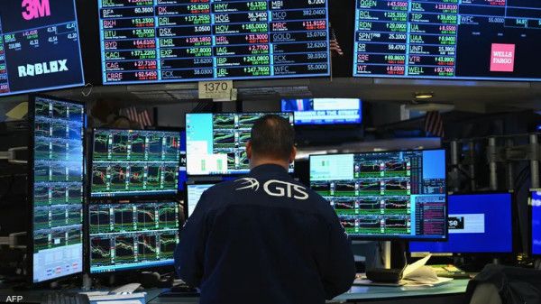 بنوك (وول ستريت) تقلص توقعاتها بخفض أسعار الفائدة لعام 2025 - موقع الخليج الان