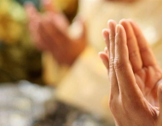 فنان شهير يخسر والدته ويدعو لها بحرقة: “اللهم اغفر لها وارحمها”