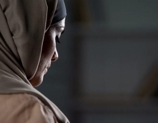 فنانة شابة ترتدي الحجاب وتحذف صورها.. شاهدوا من هي