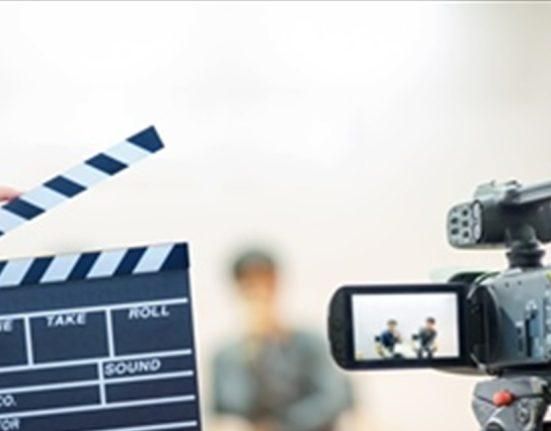 بالفيديو… ممثل لبنانيّ يُثير جدلاً كبيراً بتصريحاته: “بفضل التمثيل على أمّي”