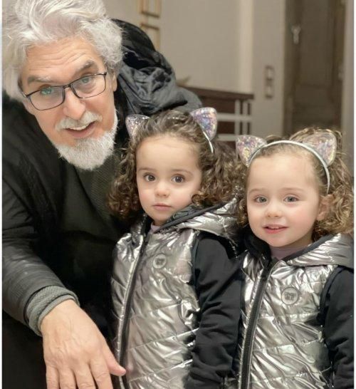 بالصور: حفيدتا عباس النوري التوأم الفنان الأنظار بجمالهما ولطافتهما