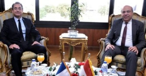 وزير الطيران المدني يلتقي السفير الفرنسي لبحث سبل تعزيز التعاون الثنائي في مجالات الطيران المدني