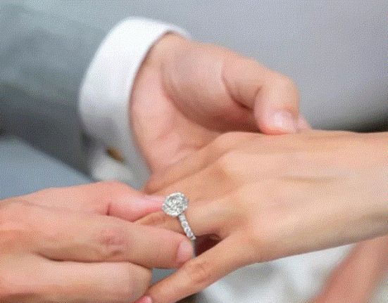 فنان يعلن خطوبته على فتاة من خارج الوسط الفني.. تعرّفوا اليها