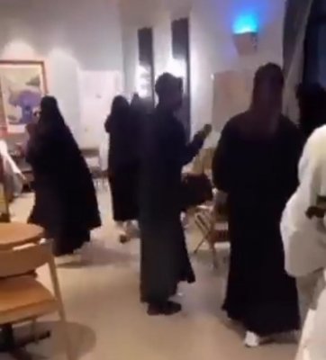 مشاجرة بالأيدي بين فتيات من داخل مقهى ستاربكس السعودية .. العمال لا يبدون ردة فعل!!