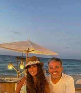 برفقة شاب وسيم: فنانة شهيرة تُثير الجدل في آخر إطلالة لها.. هل هي على علاقة حب جديدة؟ (صورة)