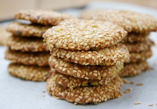 بالسمسم والسكر أحلى بسكويت للشاي لزوم السهرة للضيوف هيشرفك شكل وطعم حكاية