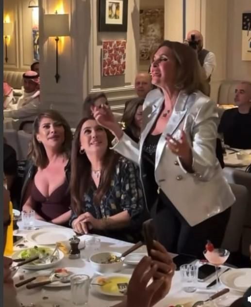 بالصور: “يا عيب الشوم عهيك لبس”.. ممثلة سورية شهيرة تُفاجئ الجمهور بإطلالة جريئة في الرياض