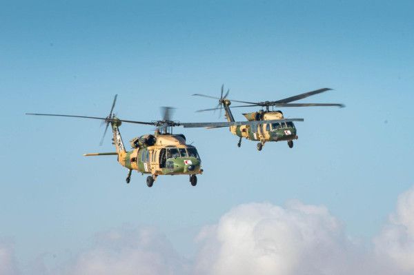 لأول مرة.. الجيش الأردني يسير سرباً من المروحيات المحملة بالمساعدات لغزة - موقع الخليج الان