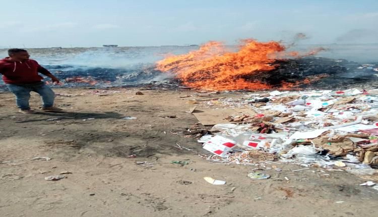 جمرك المنطقة الحرة عدن يتلف ثلاجة دجاج مجمد تالفة