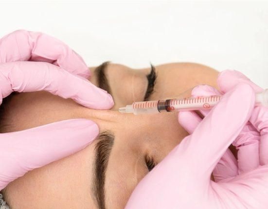 ابنتها كشفت المفاجأة.. طبيب تجميل حَقَن بوتوكس لفنانة شهيرة داخل أحبالها الصوتية بالخطأ!