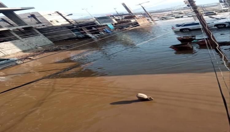 سكان في عدن : الأمطار الغزيرة تكشف فشل مشروع تأهيل شارع الحريش - تقاطع كورنيش المرشدي