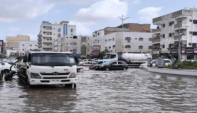 فرق الصرف الصحي بعدن تواصل شفط مياه الامطار في مديريات المنصورة والشيخ ودار سعد