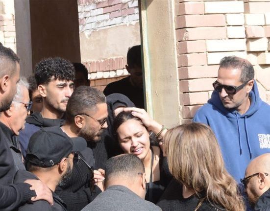 بالفيديو: هي مدربة أسود.. شجار بين أرملة الفنان الشهير وأشقائه في جنازته شاهدوا ماذا حصل