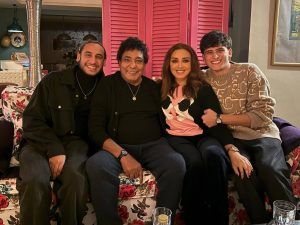 “أنا وأولادي عشّاقك يا حبيبي”.. أنغام تزور “الكينغ” برفقة نجليها (صورة)