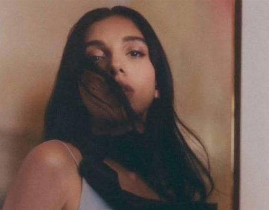 بالفيديو: برفقة زوجها.. ممثلة شهيرة تستعرض حملها لدى حصولها على جائزة في دبي